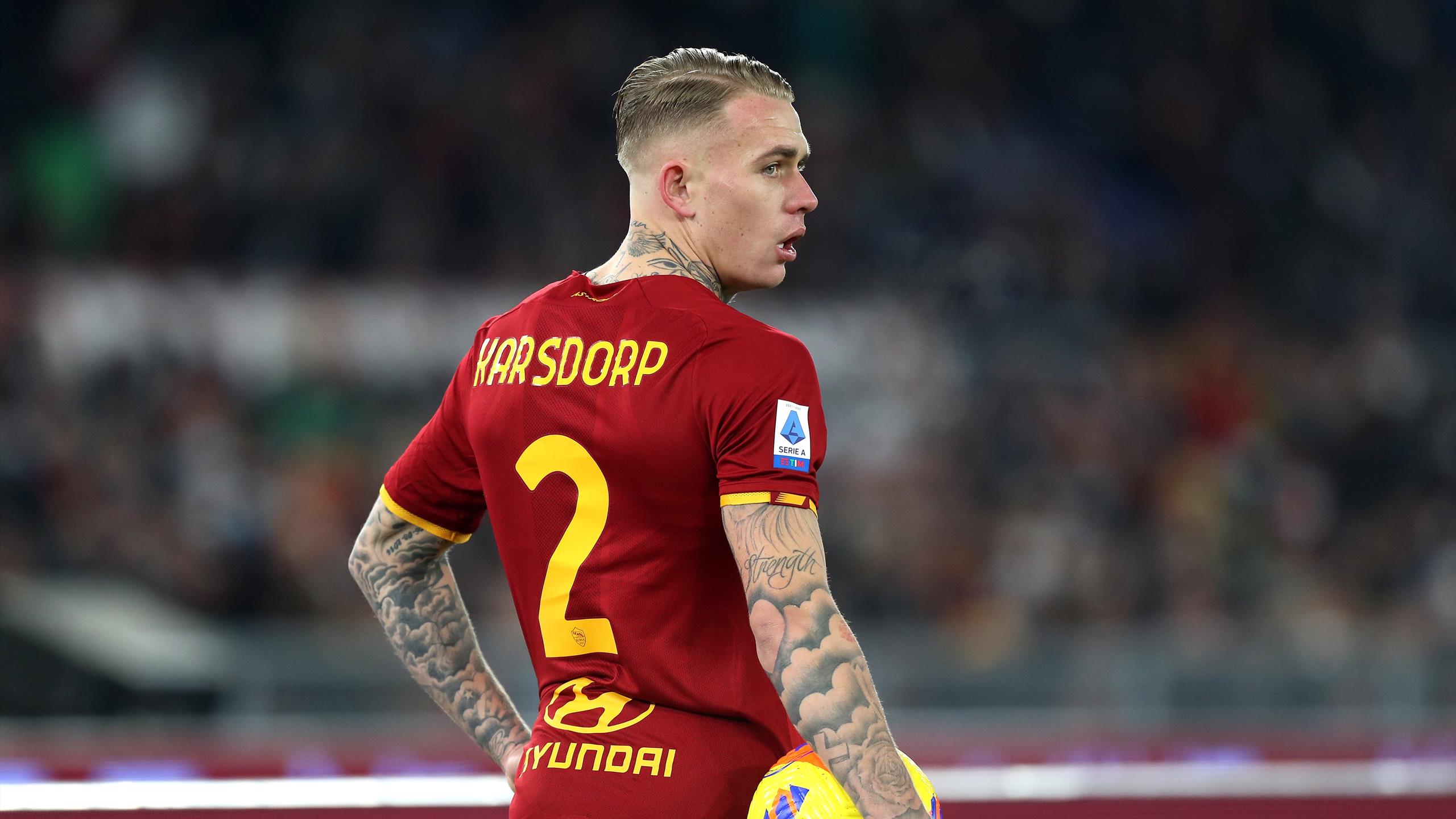 Rick Karsdorp con la maglia della Roma