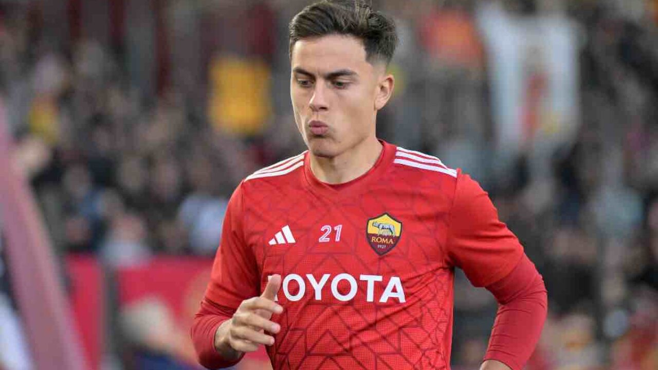 Paulo Dybala con la maglia della Roma