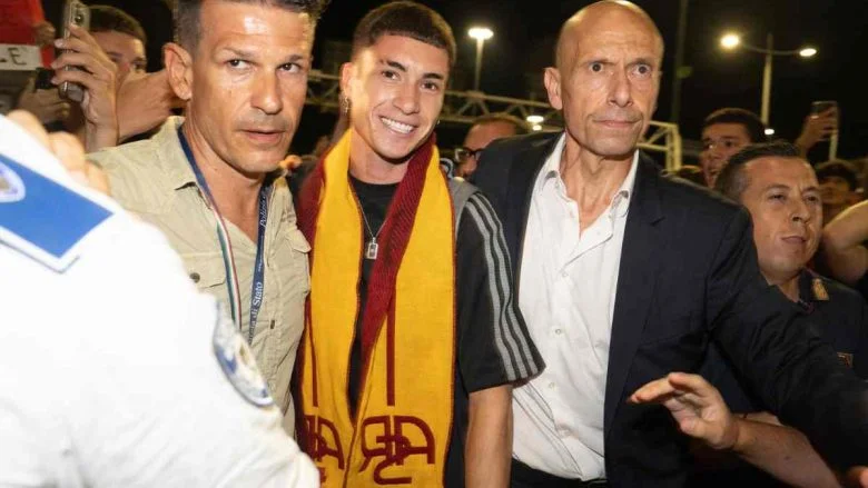 L'arrivo di Soulé a Roma tra i tifosi giallorossi