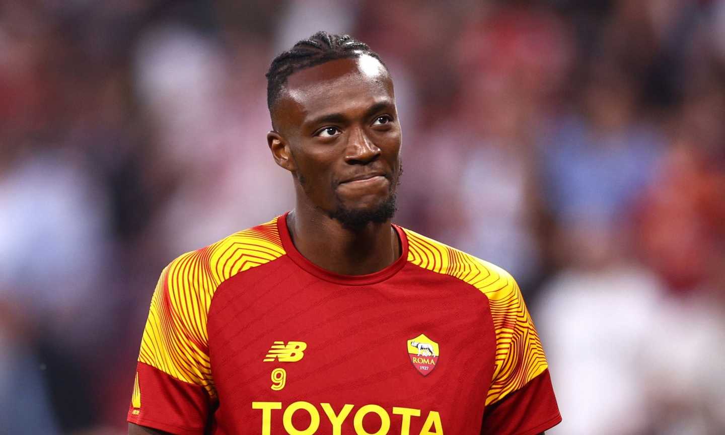 Tammy Abraham con la maglia della Roma