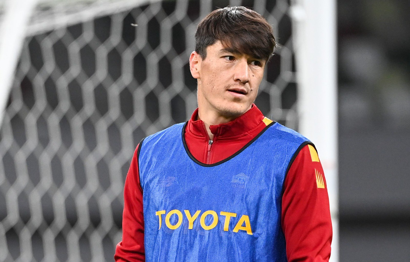 Eldor Shomurodov con la maglia della Roma